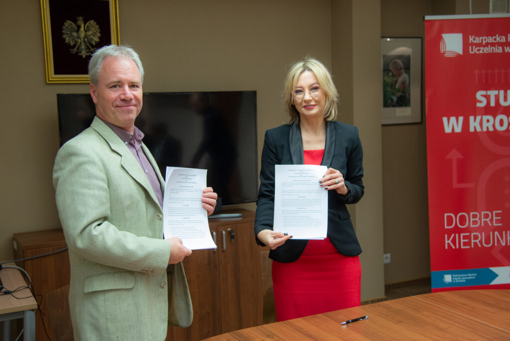 Rector, prof. Dr. Gábor Bolvári-Takács and Vice-Rector for Development Dr. Agnieszka Woźniak with signed agreement.