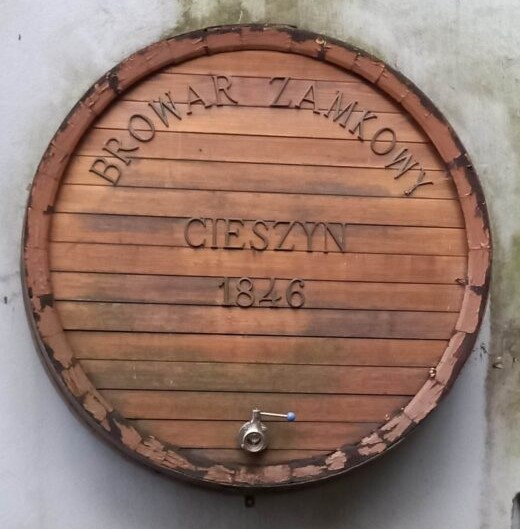 Napis Browar Zamkowy Cieszyn 1846 wykonany na wieczku z drewnianego tanku