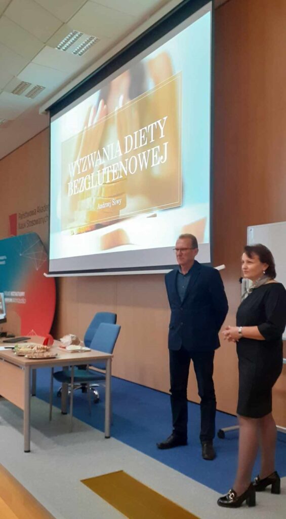 Pan Andrzej Siwy i prof. Barbara Krochmal-Marczak , kierownik kierunku Produkcja i bezpieczeństwo żywności podczas rozpoczęcia wykładu 