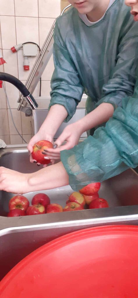 mycie jabłek