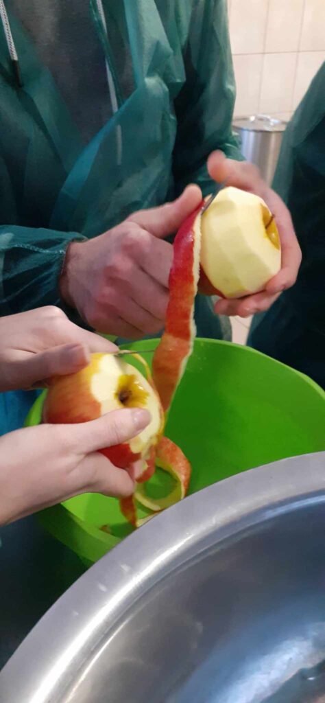 struganie jabłek