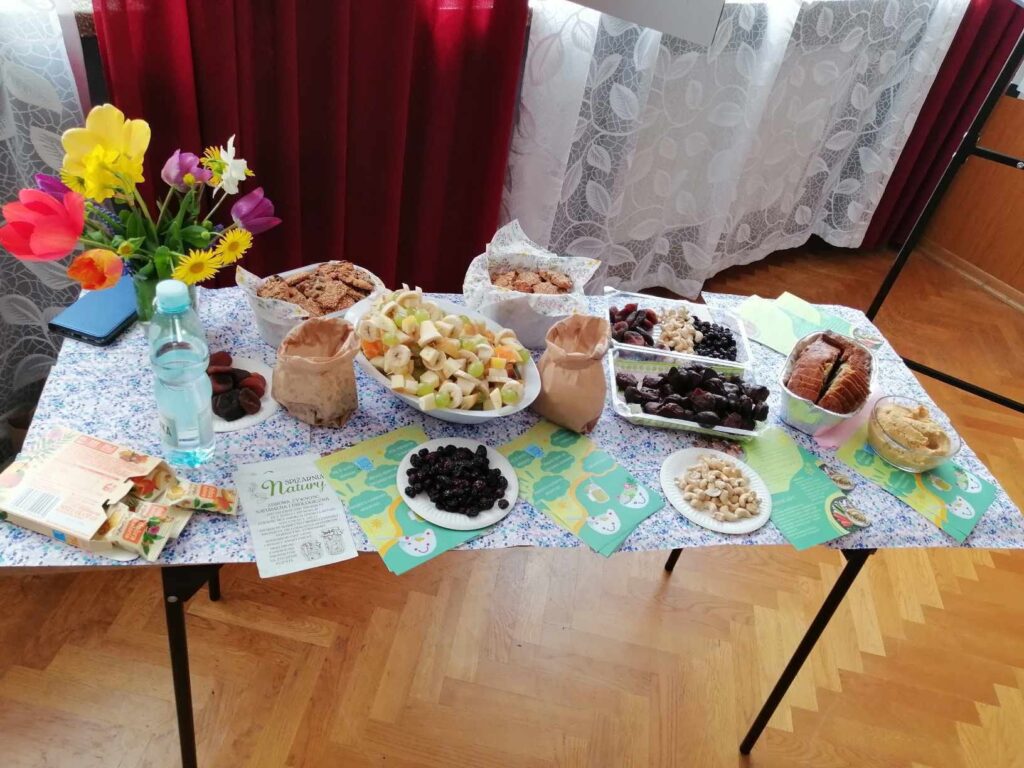 stół z produktami żywnościowymi